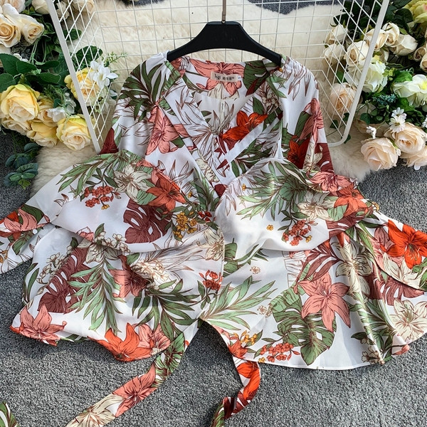 Bluză scurtă de damă modernă cu mâneci lotus și motiv floral