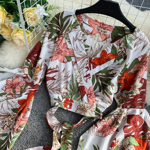 Bluză scurtă de damă modernă cu mâneci lotus și motiv floral