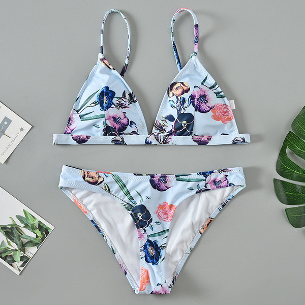 Modern kétrészes fürdőruha kék színben virágos motívumokkal