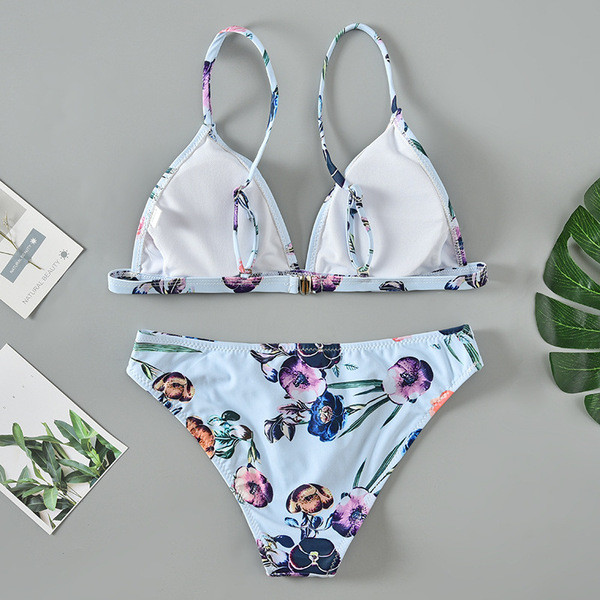 Modern kétrészes fürdőruha kék színben virágos motívumokkal