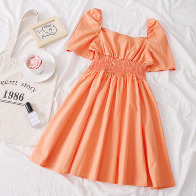 Modern női ruha rövid ujjú, négyzet alakú nyakkivágással, négy színben