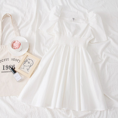 Modern női ruha rövid ujjú, négyzet alakú nyakkivágással, négy színben