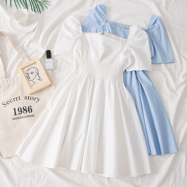 Modern női ruha rövid ujjú, négyzet alakú nyakkivágással, négy színben