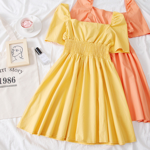 Modern női ruha rövid ujjú, négyzet alakú nyakkivágással, négy színben