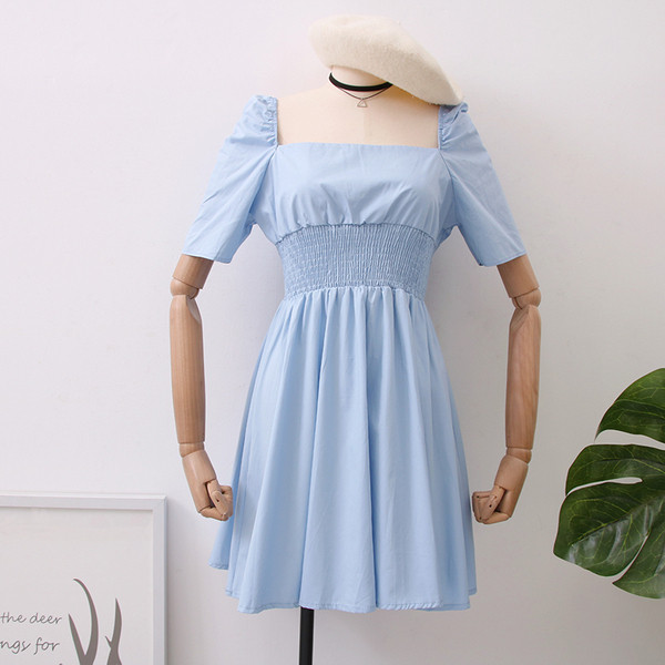 Modern női ruha rövid ujjú, négyzet alakú nyakkivágással, négy színben