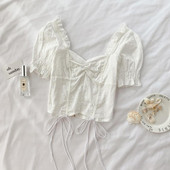 Bluză de damă din dantelă de culoare albă și mâneci scurte