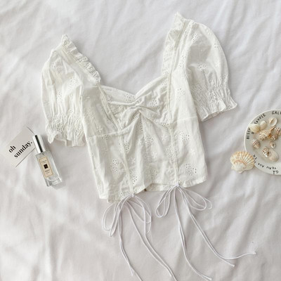 Bluză de damă din dantelă de culoare albă și mâneci scurte