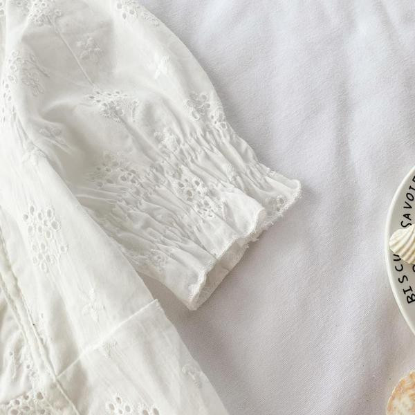 Bluză de damă din dantelă de culoare albă și mâneci scurte