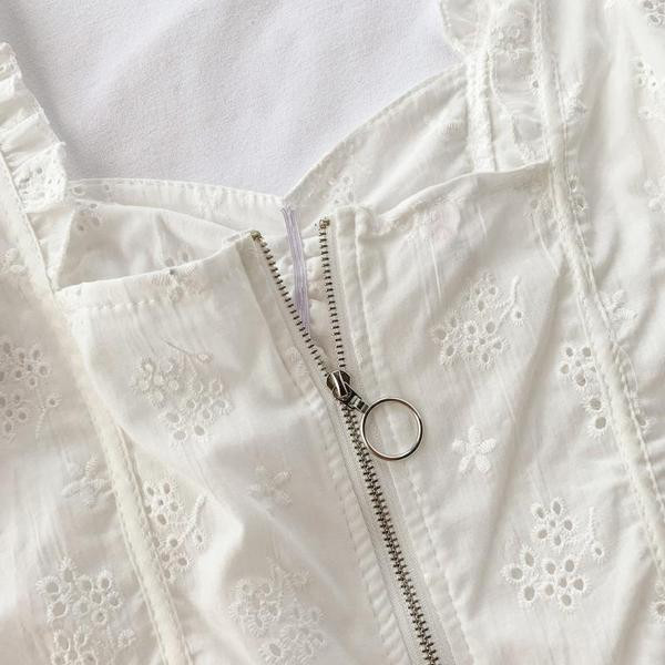 Bluză de damă din dantelă de culoare albă și mâneci scurte