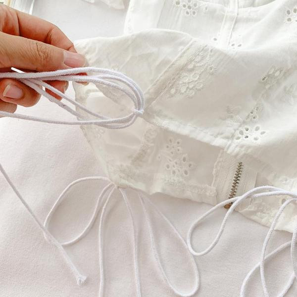 Bluză de damă din dantelă de culoare albă și mâneci scurte