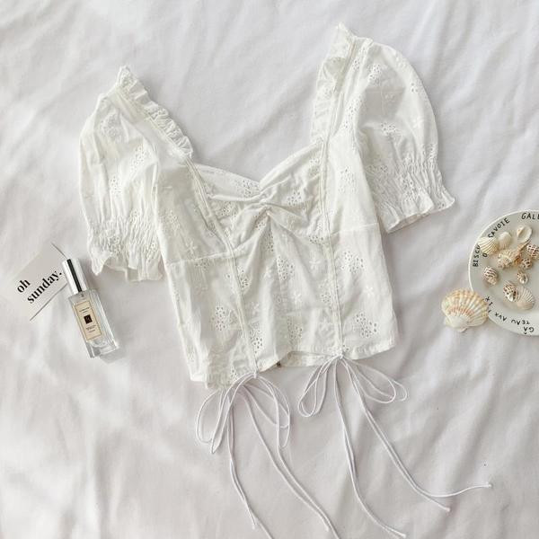 Bluză de damă din dantelă de culoare albă și mâneci scurte