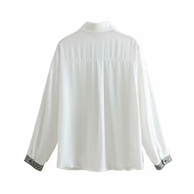 cămașă de damă cu decolteu în V și mâneci lungi în alb și imprimeu animal