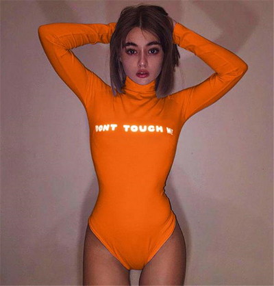 Corp de femeie modern cu mâneci lungi și inscripție