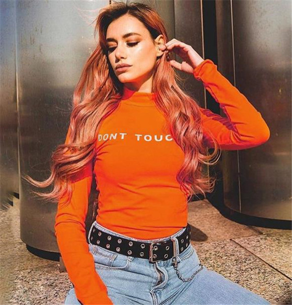 Corp de femeie modern cu mâneci lungi și inscripție