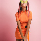 Aktuális női ruha rövid ujjal és övvel narancssárga színben