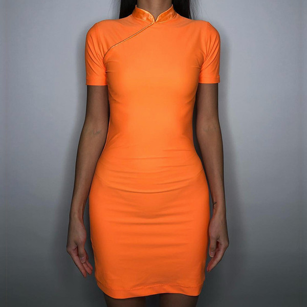 Aktuális női ruha rövid ujjal és övvel narancssárga színben