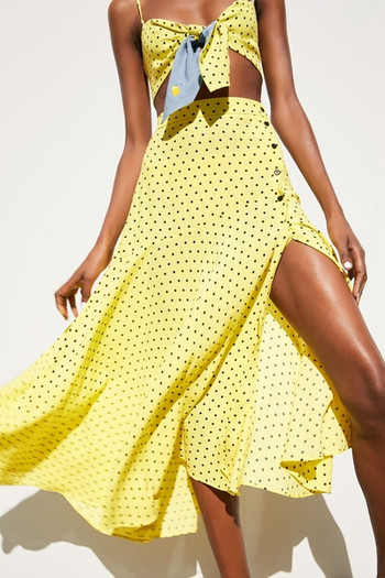 Fusta lunga de dama cu fanta si nasturi potrivita pentru plaja de culoare galbena