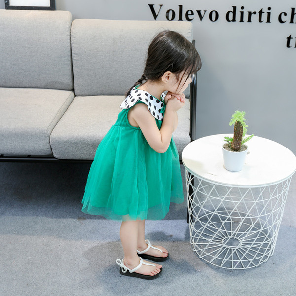 Rochie modernă pentru copii croiată în două culori cu tul