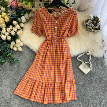 Női kockás ruha V-nyakkal