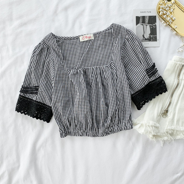 Női blúz csipkével az ujjakon, három színben