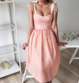 Modern női ruha rózsaszín és zöld szalaggal