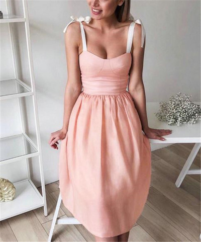 Modern női ruha rózsaszín és zöld szalaggal