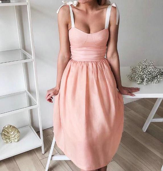 Modern női ruha rózsaszín és zöld szalaggal