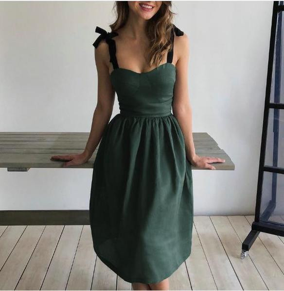 Modern női ruha rózsaszín és zöld szalaggal