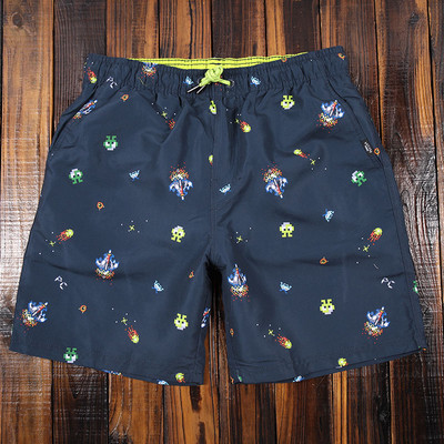 Μοντέρνα ανδρικά σορτς για την παραλία με συνδέσεις και εφαρμογή