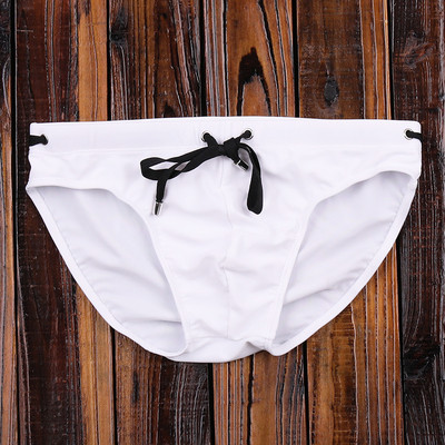 Μοντέρνα ανδρικά μαγιό με διάφορα χρώματα