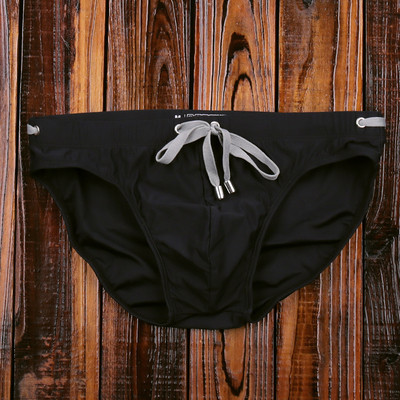 Μοντέρνα ανδρικά μαγιό με διάφορα χρώματα