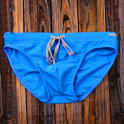 Μοντέρνα ανδρικά μαγιό με διάφορα χρώματα