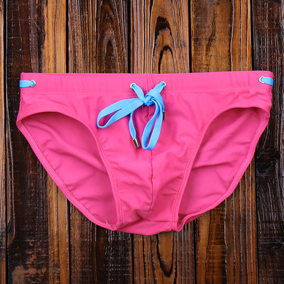 Μοντέρνα ανδρικά μαγιό με διάφορα χρώματα