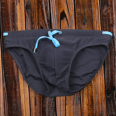 Μοντέρνα ανδρικά μαγιό με διάφορα χρώματα