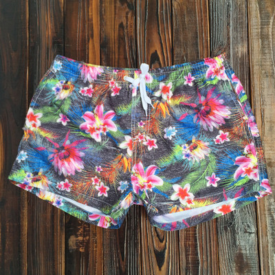 Μοντέρνα ανδρικά μαγιό με μοτίβα λουλουδιών