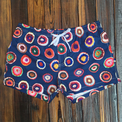 Μοντέρνα ανδρικά μαγιό με μοτίβα λουλουδιών