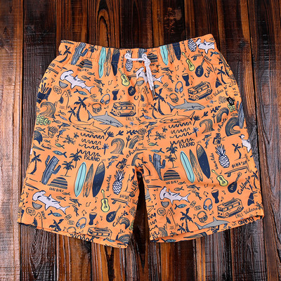 Μοντέρνα μαγιό για άντρες με έγχρωμες εφαρμογές και κορδόνια