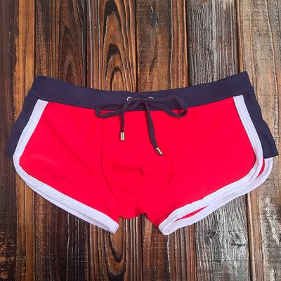 Μοντέρνα ανδρικά μαγιό σε διαφορετικά χρώματα