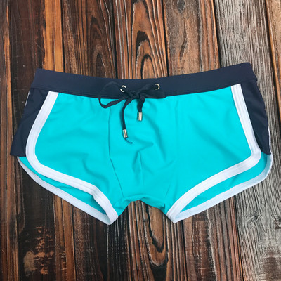 Μοντέρνα ανδρικά μαγιό σε διαφορετικά χρώματα