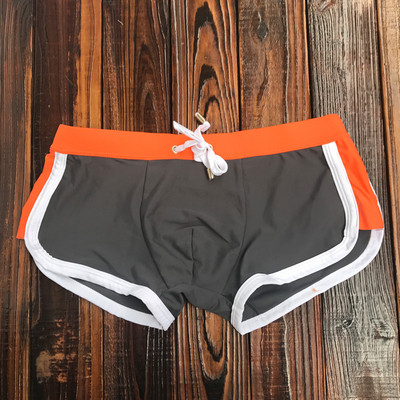 Μοντέρνα ανδρικά μαγιό σε διαφορετικά χρώματα