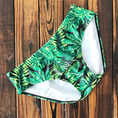 Μοντέρνα ανδρικά μαγιό με floral πριντ σε πράσινο χρώμα