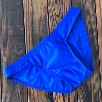 Μοντέρνο ανδρικό μαγιό με διάφορα χρώματα