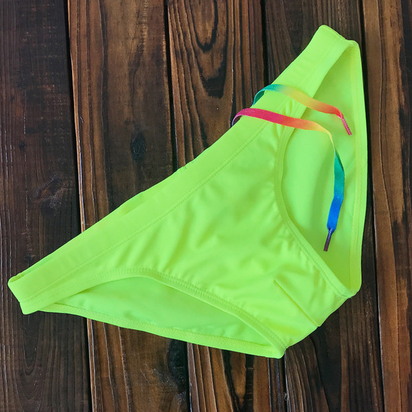 Μοντέρνο ανδρικό μαγιό με διάφορα χρώματα