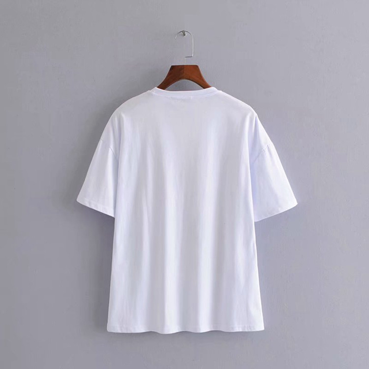 Női póló ovális nyakkivágással és rövid ujjú fehér színben, rátéttel