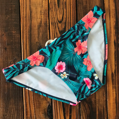 Ανδρικά μαγιό με δεσμούς και floral μοτίβο