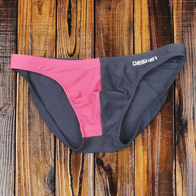 Modern férfi fürdőruha, különböző színű felirattal