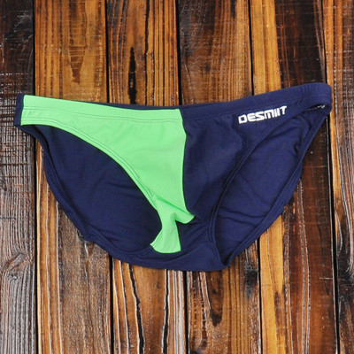 Modern férfi fürdőruha, különböző színű felirattal