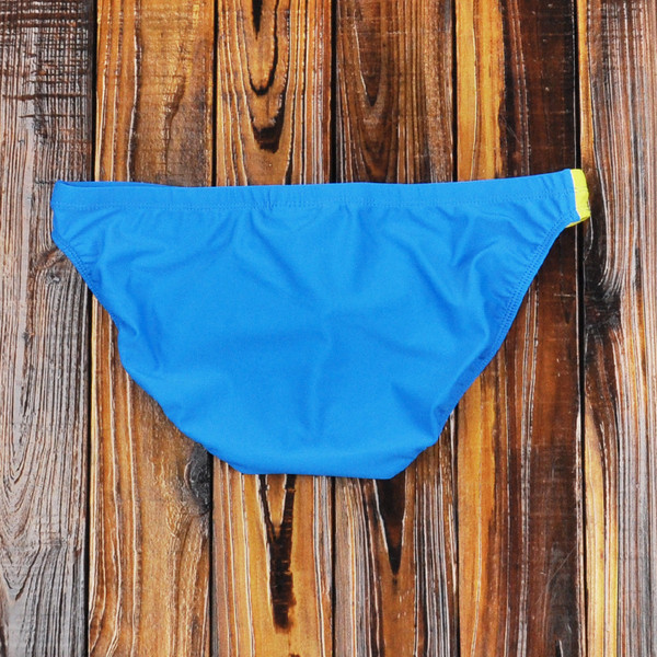 Modern férfi fürdőruha, különböző színű felirattal