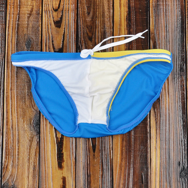 Modern férfi fürdőruha, különböző színű felirattal