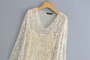 Stílusos női ruha V-nyakú, hosszú ujjú flitterekkel